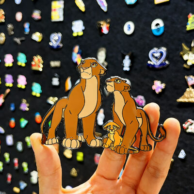 comprar Pin esmaltado personalizado – Acabado suave/duro con purpurina y impresión UV – Insignia linda de anime de dibujos animados online manufacture