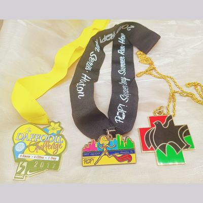 Un buen precio. En general, la fundición a presión de oro recubierto de diseño personalizado Medalla de aleación de zinc con cinta en línea