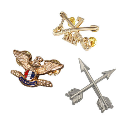 Recuerdo de alta calidad Logotipo personalizado Metal Hard Enamel Badge Moda Camiseta Decorativa Lapel Pins para Ropa