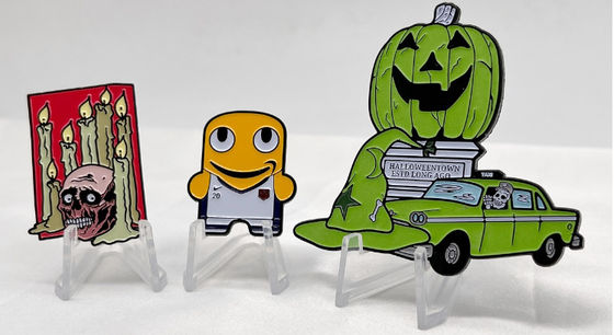 Un buen precio. 1.5 pulgadas de esmalte suave de lapel pin de aleación de zinc personalizado insignia para la marca y la identidad en línea