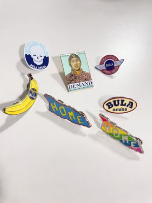 Un buen precio. Pin de rebanada de esmalte suave personalizado con espesor de 1,5 mm y embrague de mariposa para regalos de negocios en línea