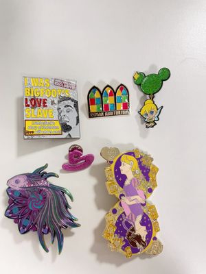 Pins de metal personalizados con tamaño del cliente, esmalte y colores brillantes, pines con logo