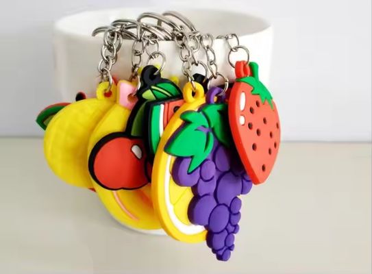 Llavero de fruta de PVC personalizado, elástico, suave, duradero y lindo, con anillo de metal: fresa, manzana, piña, sandía, naranja