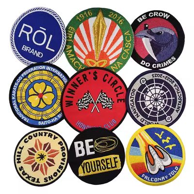 Un buen precio. Parches de bordado personalizados 100% bordados de alta venta para coser o planchar en la ropa en línea