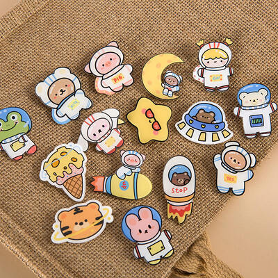 Un buen precio. Personal Cute Clear Pin Personalizado Pin Acrílico Fridge Magnet Personalizado Anime dibujos animados Epoxi Acrílico Emblema Pins Clavier Encanto en línea