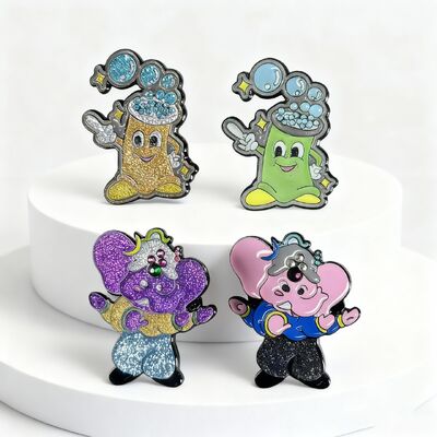 Un buen precio. Insignias de solapa personalizadas de esmalte duro y blando con baño de oro, plata y cobre en línea