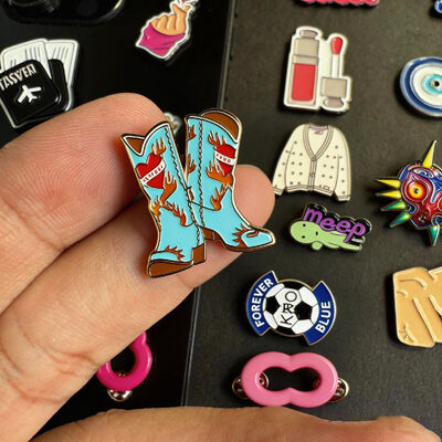 Un buen precio. Adhesivo de teléfono de metal personalizado Diseño de insignia de colgante de souvenir único para decoración de teléfono móvil en línea