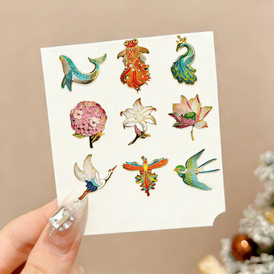 Un buen precio. Pines de solapa personalizados a granel – Fabricante de China – Manualidades de metal en blanco con esmalte suave/duro y diseños de dibujos animados en línea