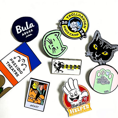 Un buen precio. Obtener personalizado pines de esmalte recubierto de oro antiguo con logotipo suave o duro cortado por die para insignias de broche en línea