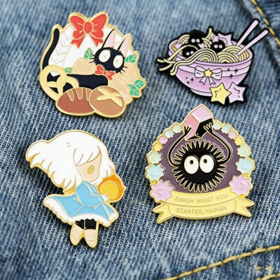 Un buen precio. Pines de solapa chapados en oro personalizados con esmalte blando y logotipo personalizado para marca en línea