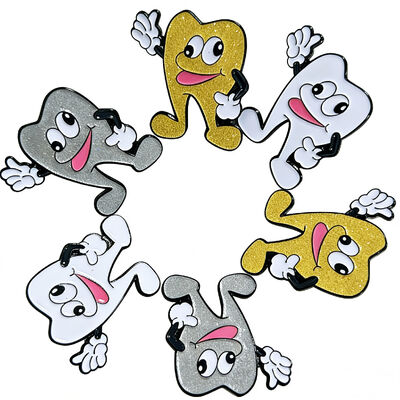 Un buen precio. Pines de solapa chapados en oro personalizados con esmalte suave y su logotipo para una marca efectiva. en línea