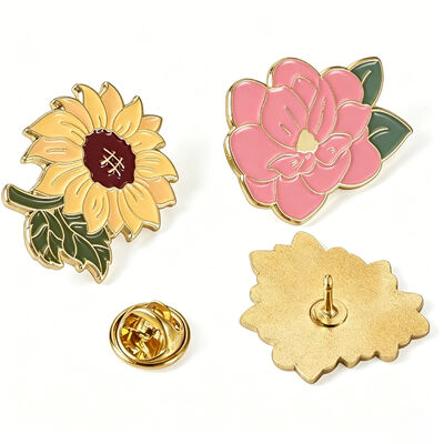 Un buen precio. Pinos de solapa de metal de esmalte duro o blando personalizados de la fábrica, venta al por mayor directa para camisetas y ropa decorativa. en línea