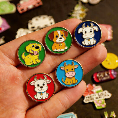 Pines de solapa esmaltados blandos/duros de metal personalizados con su logotipo para ropa, sombreros, bolsos y venta al por mayor.