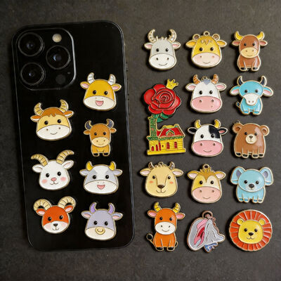 Pegatinas personalizadas de esmalte blando grabadas en árabe y distintivos de ciudad para decoración de teléfonos y regalos culturales.