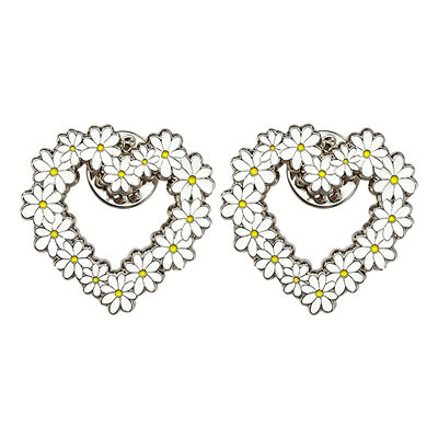 Un buen precio. Broche de esmalte con forma de corazón de Daisy para solapa, pin para mochila, chaqueta, regalo de moda al por mayor en línea