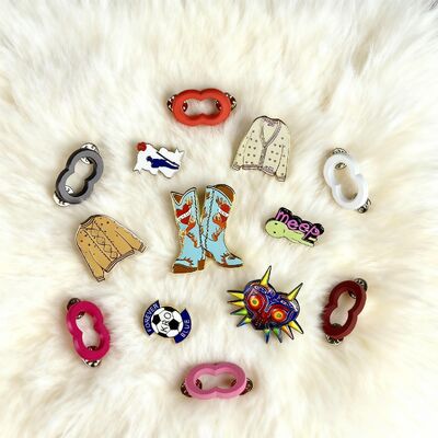 Un buen precio. Pinos de rebanada de diseño personalizado con acabado de esmalte duro / blando e impresión UV para marca en línea