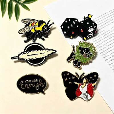Un buen precio. Factory Direct Personalizado Anime Juego Personaje Merch Oro Metal Broche Hard Enamel Pin con Impresión UV Modernos Enamel Pins en línea