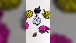 Pin suave del esmalte del Pin de encargo del esmalte del OEM con el animado lindo E duro de la impresión ULTRAVIOLETA del fabricante del logotipo de la insignia del metal del brillo
