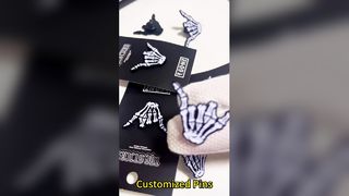 Haga su propio alfiler de esmalte brillante con acabado suave o duro, impresión UV y diseño de dibujos animados adorables.